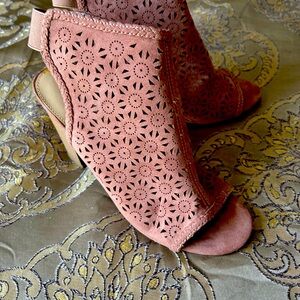 Mauve sandal boots, new, never worn